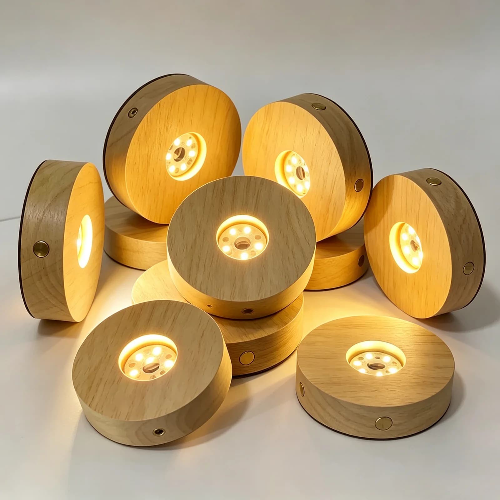 Akku-betriebener Holzsockel mit LED-Kristall-Präsentationsständer